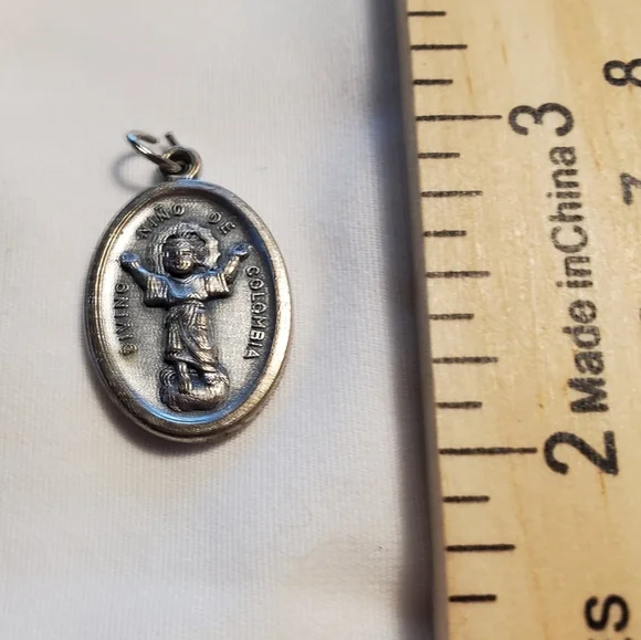 Vintage Catholic Divino Nino De Colombia Spanish yo Reinare Medal - Picture 1 of 3